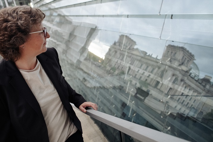 Anja Liebert Vor Glasfassade Mit Spiegelung Reichstag